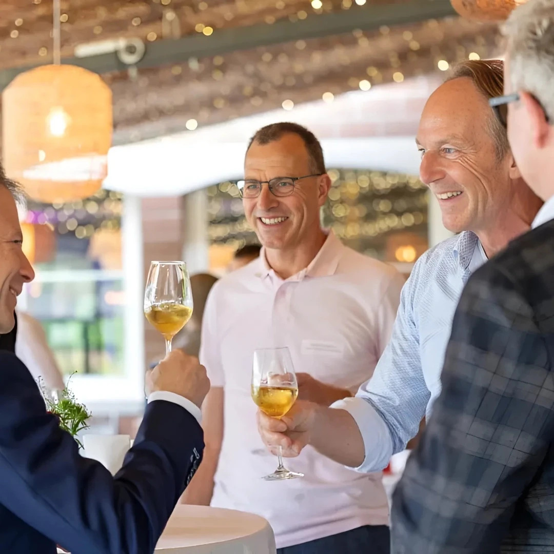 Avalect Networking-Event – Führungskräfte beim persönlichen Austausch in entspannter Atmosphäre mit einem Glas Wein.
