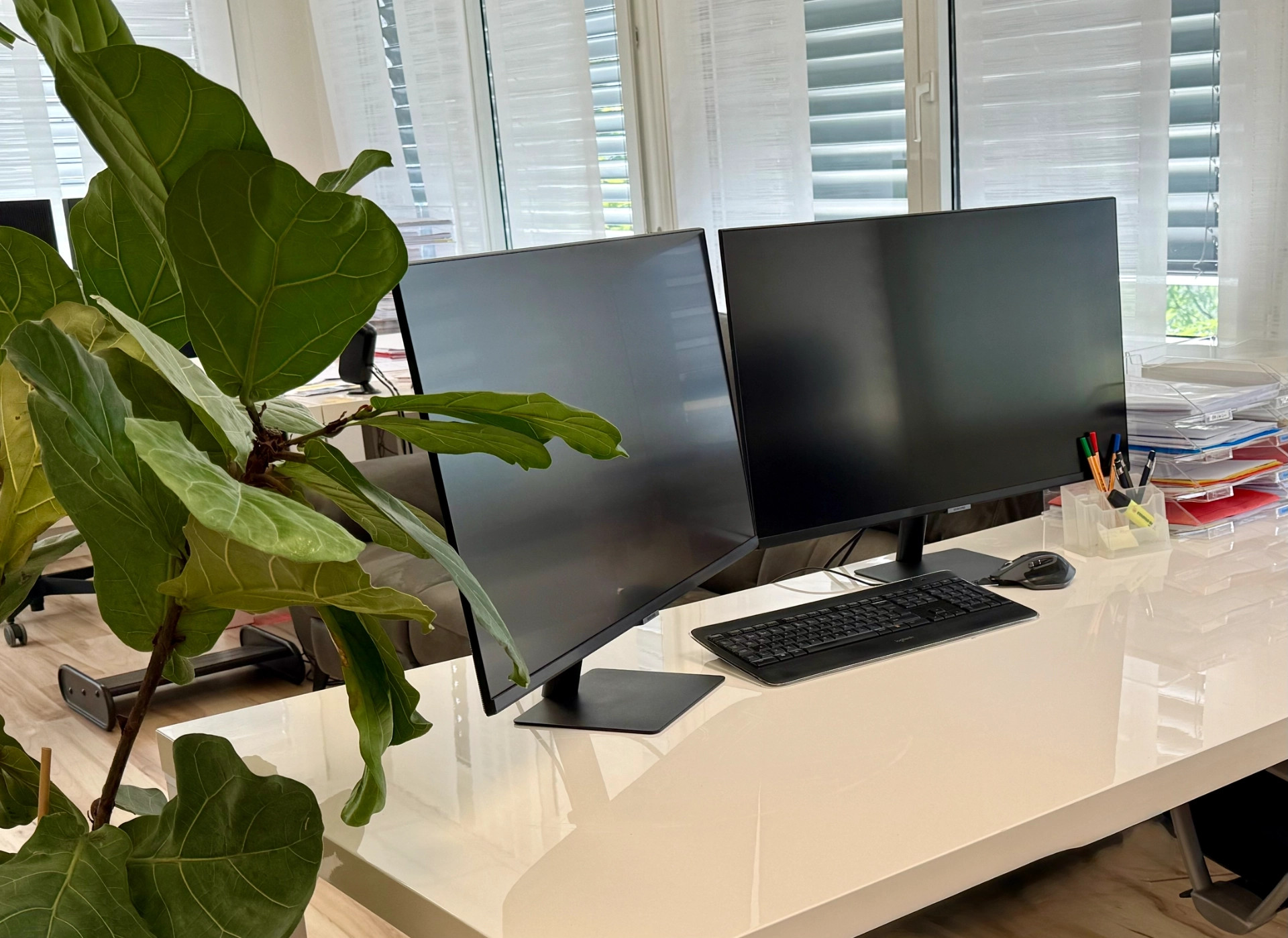 Arbeitsplatz im Avalect-Büro – Symbol für offene Stellen in einem professionellen Umfeld