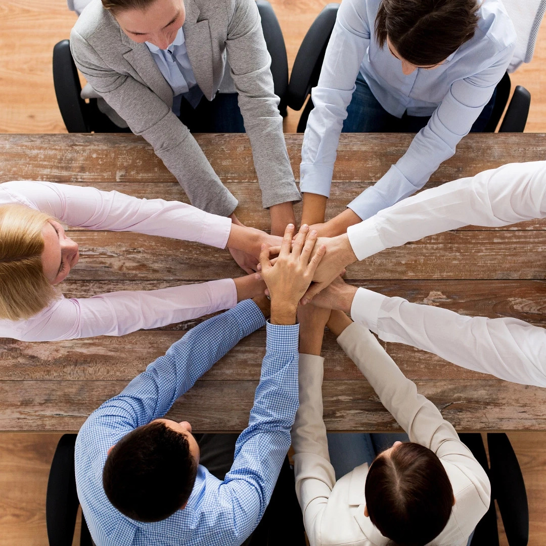 „Symbolbild für Teamzusammenhalt und vertrauensvolle Partnerschaft – zentrale Werte im Headhunting bei Avalect.“