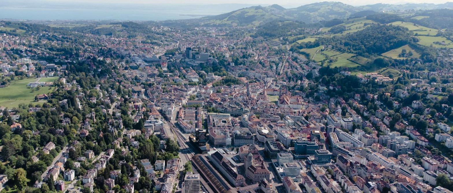 Headhunter St. Gallen und Ostschweiz: Luftaufnahme der Stadt St. Gallen mit Bodensee