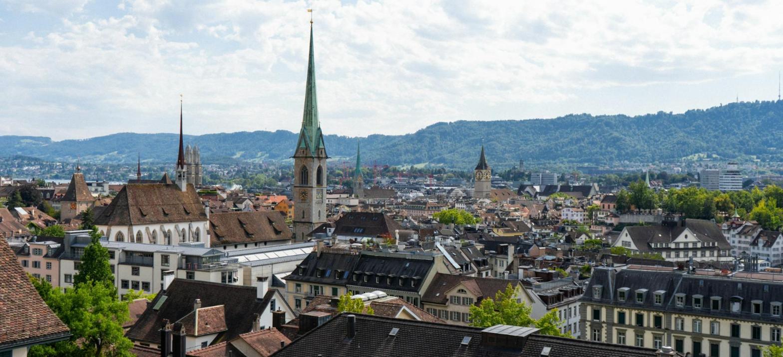 Headhunter Zürich: Blick über die Altstadt mit Fraumünster, St. Peter und Grossmünster