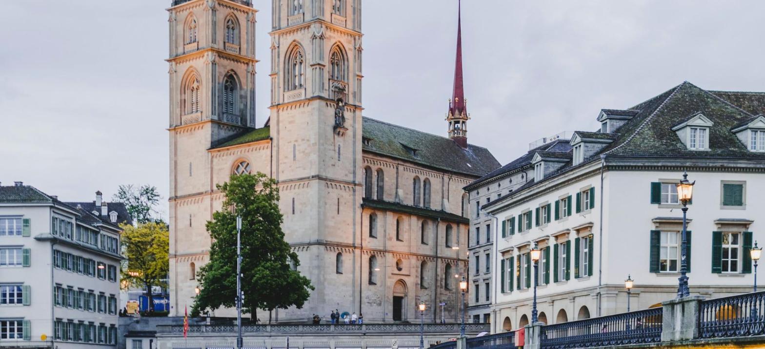 Headhunter Zürich: Grossmünster an der Limmat in der Zürcher Altstadt