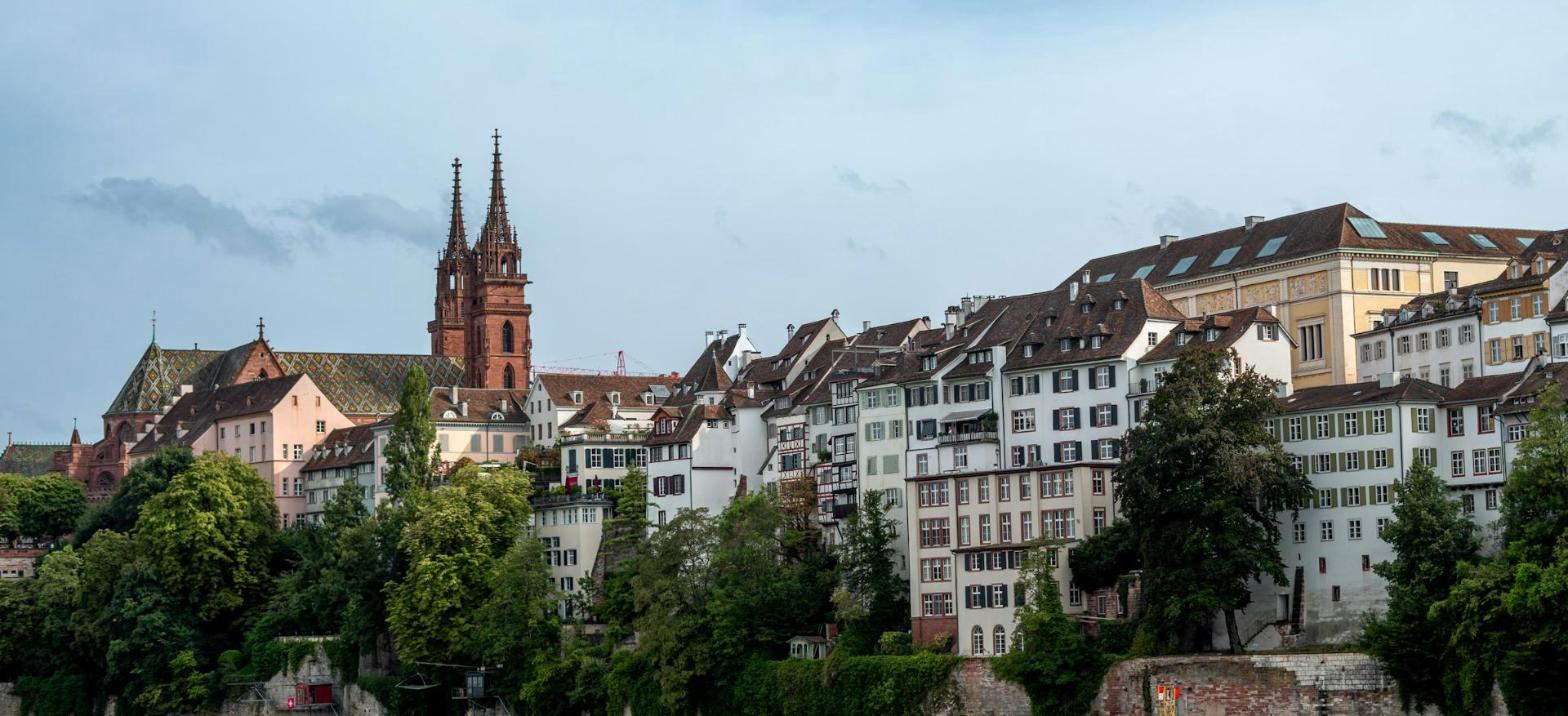 Headhunter Basel: Altstadt und Münster über dem Rhein
