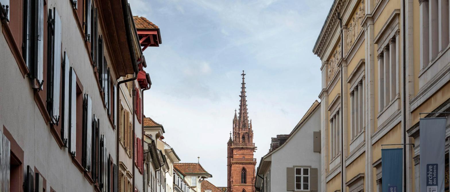 Headhunter Basel: Altstadtgasse mit Blick auf das Basler Münster