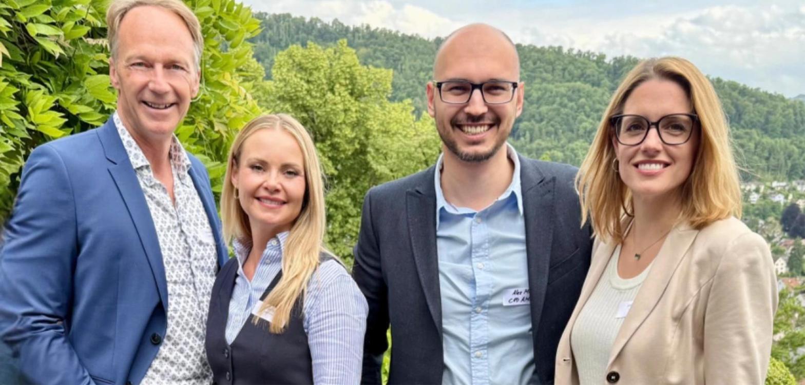 Avalect Team im Grünen über Zug: Personalvermittlung auf Erfolgsbasis oder Mandat