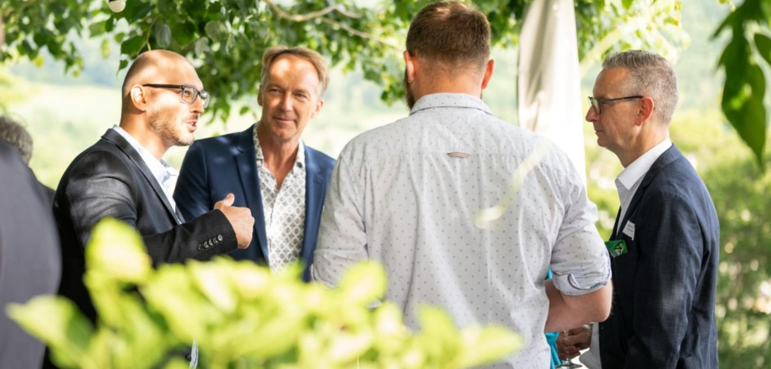 Gespräch unter Führungskräften im Grünen: Executive Search oder Headhunting